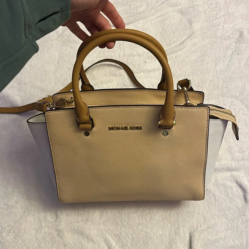 Michael Kors crossbody. - Picture 5 of 11